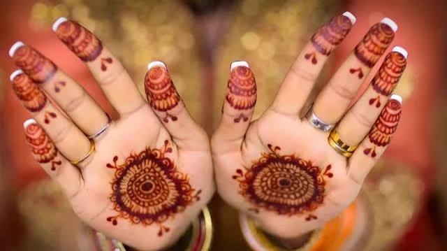 Mehndi Tips: मेहंदी का रंग हल्का पड़ रहा है तो अपनाएं ये आसान घरेलू तरीके
