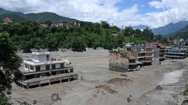 नेपाल में फिर मंडराया बाढ़ का खतरा, सीमा के पास बनी झील 72 घंटे में टूट सकती है