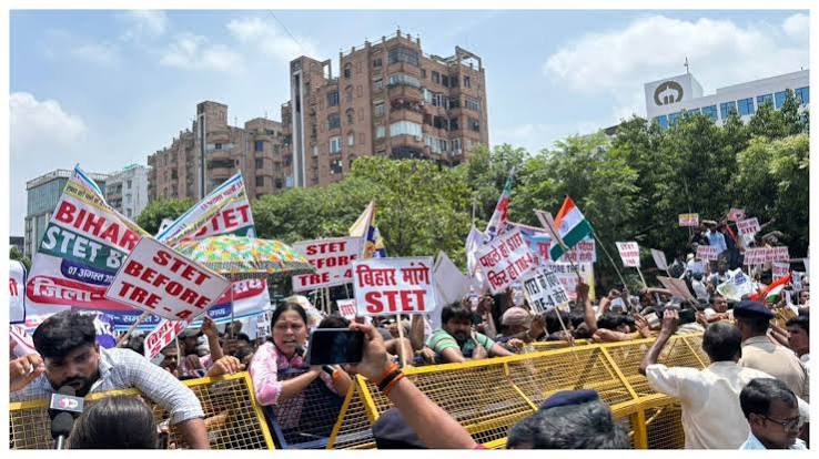 Bihar TRE-4 अभ्यर्थियों का पटना में हल्लाबोल, बैरिकेडिंग तोड़कर CM हाउस की ओर बढ़े छात्र