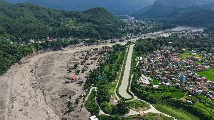 नेपाल-चीन सीमा पर भीषण बाढ़ से तबाही, करीब 1500 लोग लापता; बड़ी संख्या में विदेशी पर्यटक शामिल