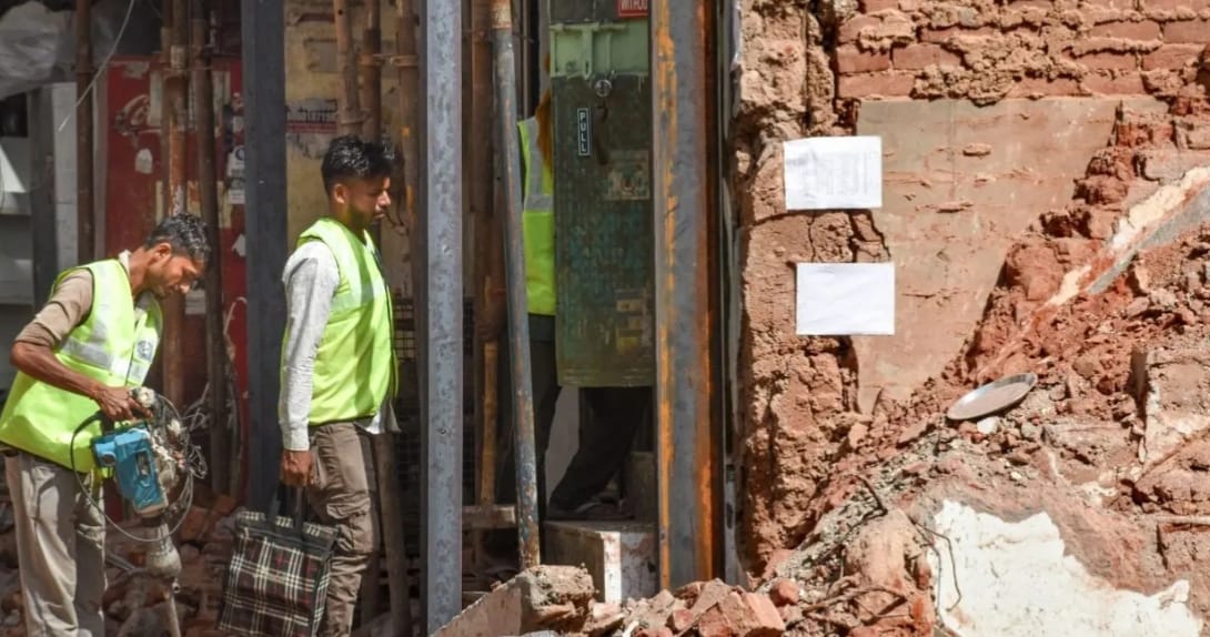 सात मौतों के बाद बुलडोजर क्यों जागता है?