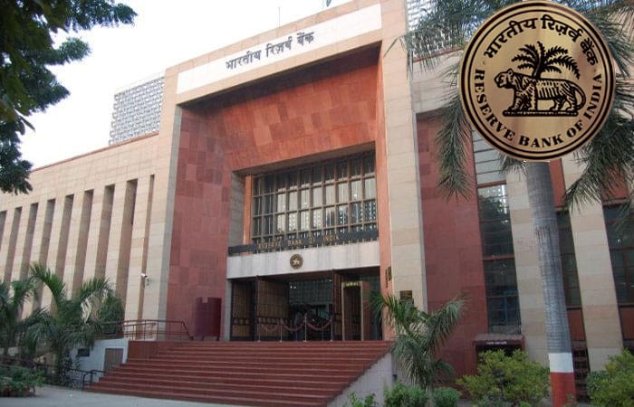 बैंकों में पैसा बहुत है, फिर कर्ज सस्ता क्यों नहीं?