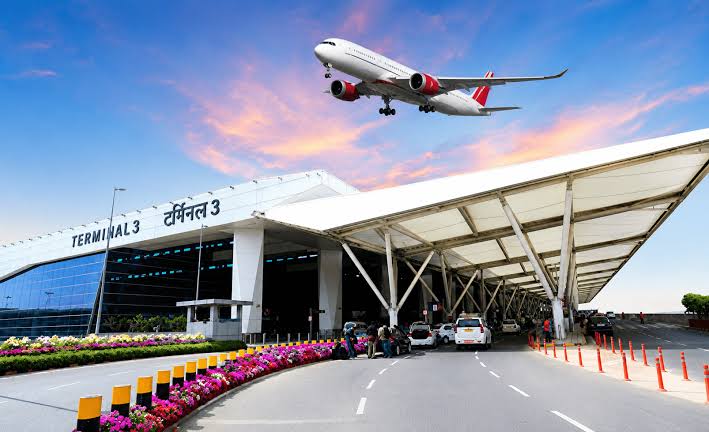 दिल्ली: बारिश बनी आफत, IGI एयरपोर्ट पर 9 उड़ानें डायवर्ट, 400 से ज्यादा फ्लाइट्स लेट, यात्रियों को भारी परेशानी